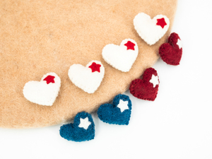 Decoraciones de Corazón de Fieltro Hechas a Mano para el 4 de Julio, Adornos Patrióticos Americanos Rojos, Blancos y Azules, Regalos de Comercio Justo Hechos en Nepal - Product Image 3