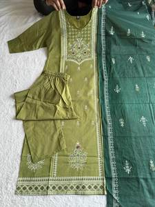 Nueva Colección de Ropa India y Pakistaní para Mujer, Conjunto de Kurti de Algodón Suave con Trabajo a Mano y Dupatta de Seda Pesada - Product Image 5