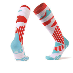 Chaussettes de sport antidérapantes de haute qualité pour enfants, chaussettes rouges personnalisées pour trampoline et aire de jeux - Product Image 5