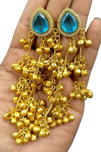 ต่างหูแบบกุงรูชุบทองแบบดั้งเดิมของชาวแคชเมียร์ ประดับด้วยหินสีน้ำเงิน ต่างหูแบบจุมก้าแบบหนัก ต่างหูแบบห้อย ขายส่งเครื่องประดับชาติพันธุ์แบบขายส่งจำนวนมาก - Product Image 4