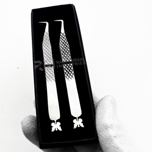 Pinzas RMI plateadas con base tipo visón para extensión de pestañas, de acero inoxidable, con caja de cartón y logo. - Product Image 2