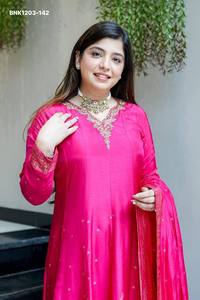 Nouvelle collection de tenues de fête en mousseline avec décolleté brodé à la main et tissage Zari Banarasi, ensemble Anarkali Kurti-Pant & Dupatta, fournisseur de Surat - Product Image 2