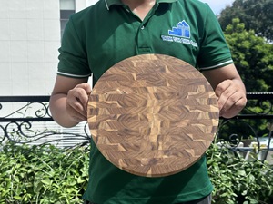 Tabla de cortar redonda de madera premium, antideslizante, antibacteriana, duradera, fácil de limpiar, con ranura para jugos, hecha en Vietnam. - Product Image 3