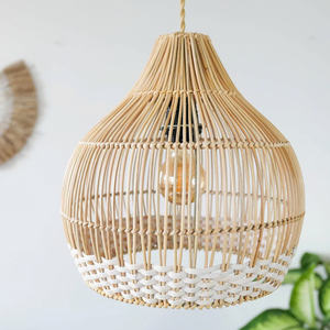 Luminaire suspendu en rotin tressé bicolore style chic côtier, abat-jour en forme de poire, luminaire suspendu pour salon aux tons neutres - Product Image 3