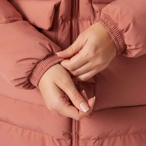 Veste matelassée rose à capuche avec fermeture éclair et poches avant, coupe longue décontractée, coupe ample, coupe-vent, épaisse et matelassée pour l'hiver - Product Image 4