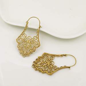 Boucles d'oreilles en laiton plaqué or, style vintage, unisexe, bijoux de fête du Rajasthan - Product Image 1