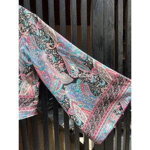 Blusa de seda estilo bohemio para mujer, con estampado paisley, cuello en V, manga ancha, corte holgado, para primavera/verano. - Product Image 4