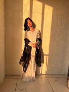 Kurta de seda bordada para mujer, de corte regular y largo hasta el tobillo, con palazzos y dupatta, para bodas y fiestas. - Product Image 3