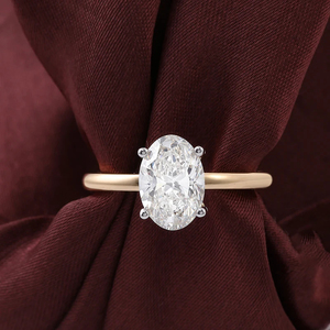 Bague de fiançailles ovale en diamant de laboratoire, avec bande bifurquée et pavé de diamants sur les côtés, design moderne et élégant, pierre centrale en évidence - Product Image 4