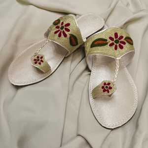 Sandales à lanières brodées florales pour femmes, modèles personnalisés, faible MOQ et prix, chaussures d'été antidérapantes à bout ouvert pour femmes et filles - Product Image 4