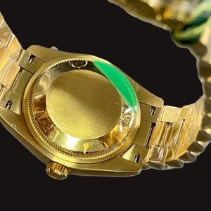 Reloj Mecánico de Hombre con Caja Redonda de Diseño Personalizado Hecha a Mano, Esfera con Números Romanos Verdes y Movimiento de Cuarzo Chapado en Oro - Product Image 3