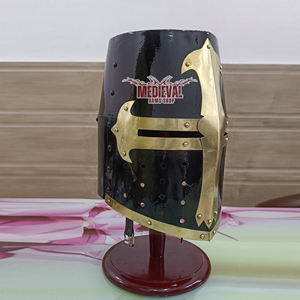 หมวกเหล็กนักรบสีดำลายกางเขนทองเหลือง สำหรับนักรบครูเสด ชุดเกราะสำหรับจัดแสดงและสวมบทบาทสมมติสำหรับผู้ใหญ่ - Product Image 1