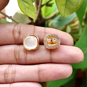 Pendientes de tuerca de piedra lunar blanca con forma de cojín, chapados en oro de 18k, estilo geométrico, para uso diario, para niñas, venta al por mayor - Product Image 5