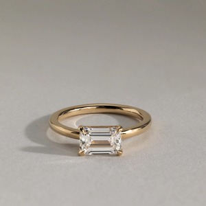 Anillo de compromiso de diamantes con corte esmeralda en oro sólido de 14k con diamantes laterales, estilo moderno, certificado IGI, para mujer - Product Image 2