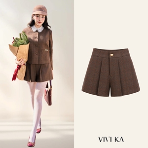 Shorts de Mujer de Cintura Alta con Pliegues, Diseño a Cuadros Marrones, Corte en A, Estilo Casual, Mini Shorts Estructurados, Marca LEVI - Product Image 1