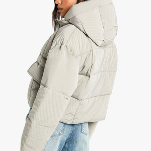 Blouson d'hiver matelassé pour femme, blanc, personnalisé, OEM, à forte demande, avec capuche en fausse fourrure et fermeture éclair intégrale - Product Image 5