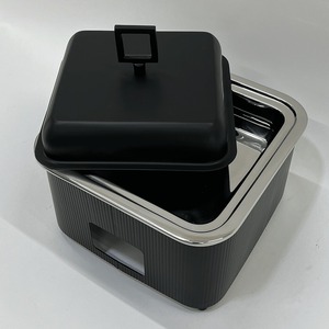 Plat à réchaud moderne noir avec poignée carrée, corps extérieur côtelé et garniture argentée pour des événements élégants et des mariages - Product Image 3