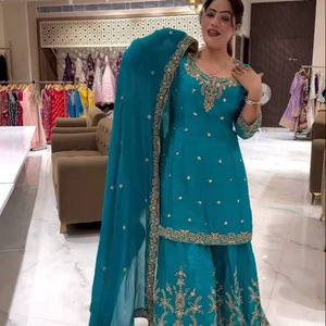 Soie crêpe naturelle pure et lourde avec travail de broderie Moti avec bordures fantaisie moins de manches de travail avec fantaisie Latkan Dori - Product Image 1