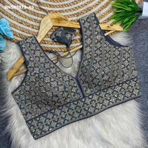 Blusa de Seda de Alta Calidad con Bordado y Lentejuelas en Patrón de Rayas, Lista para Usar y con Cuello en V, Proveedor y Exportador Mundial - Product Image 4