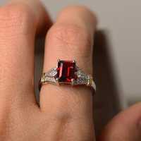 Bague de Fiançailles Personnalisable en Argent Fin 925 avec Pierre Précieuse Moissanite Rouge Taille Émeraude 2 Carats Style Vintage Royal Saga