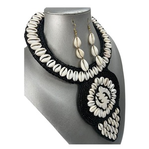 Collier artisanal en perles multicolores CRYSTAL CRAFT, mettant en valeur des médaillons animaux et géométriques avec franges - Product Image 3