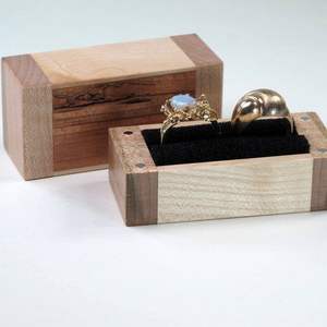 Caja de madera única para anillos con diseño tallado a mano, elegante caja de madera para anillos con tapa de cristal, caja de madera natural para anillos a bajo precio. - Product Image 2