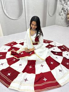 Conjunto de Lehenga Choli Navratri para Mujer, de Algodón Puro Estampado y Repujado, con Falda Larga Ajustada y Adornos de Gotta Patti, Encaje Espejo y Borlas - Product Image 2