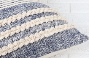 Funda de Cojín Decorativa para Sofá, Texturizada, Hecha a Mano, Estilo Boho, Azul y Marfil - Product Image 2