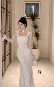 Robe longue blanche en dentelle et mousseline pour femme, col épaules dénudées, taille basse, silhouette droite, élégante - Product Image 2