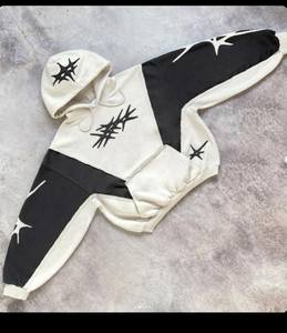 Hoodie court gothique unisexe de qualité supérieure, blanc cassé et noir, avec blocs de couleur asymétriques et étoiles à pointes, coupe oversize, vente en gros - Product Image 1