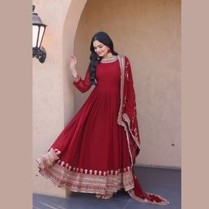 Salwar Kameez Royal Export Premium en Faux Georgette Lourd, avec Broderie Zari et Paillettes Effet Fleurissant, et Dupatta à Bordure en Dentelle de Créateur - Product Image 1
