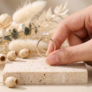 Anillo de Compromiso Solitario de Diamante de Corte Radiante de 2.00CT en Oro Amarillo de 14K, Joyería Fina Minimalista, Venta al Por Mayor, OEM, ODM - Product Image 3