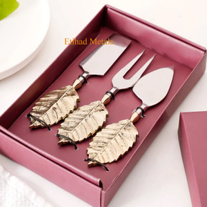 Haga que cada comida sea inolvidable con este impresionante juego de cuchillos para queso dorados, hechos a mano en acero inoxidable con mango de latón fundido. - Product Image 3
