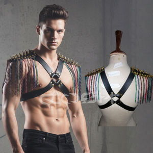 Arnés de hombro de piel sintética negra con púas y herrajes antiguos con cadenas multicolor. - Product Image 6