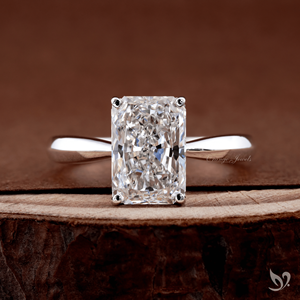 Anillo solitario de diamante radiante cultivado en laboratorio de 3 quilates con engaste de tallo pellizcado en oro blanco de 10K, anillo de compromiso moderno y lujoso. - Product Image 1