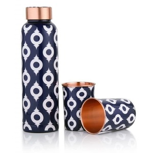 Juego de Botella y Vaso de Agua de Cobre Premium con Acabado Impreso de Diseño, Artículos de Salud Ayurvédicos, 1 Botella y 2 Vasos a Juego - Product Image 1