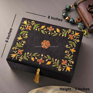 Caja de Joyería Magnética con Diseño de Mariposa Grabada en Negro, Organizador de Regalos de Boda, Estuche para Anillos con Borla - Product Image 2