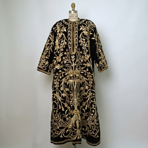 Casulla Ecológica Bordada a Mano con Diseño Floral en Negro y Dorado, Tela de Terciopelo Negro con Hilo Dorado - Product Image 1
