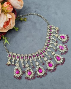 Parure de bijoux ethniques plaqués or antique avec collier, boucles d'oreilles et mangtika en pierre de cristal taille poire, pour occasions festives, vente en gros - Product Image 5
