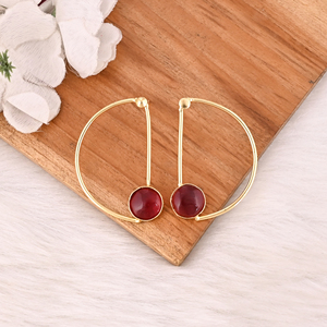 Boucles d'oreilles pendantes élégantes en pierre grenat hydro-plaquée or, bijoux en laiton faits à la main pour femmes - Product Image 2
