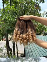 Cheveux humains bouclés rebondissants bruts couleur ombre blond 12A de qualité vietnamienne pour les styles de femmes noires