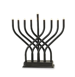Menorah moderne en métal ondulé finition or, avec base en marbre blanc et neuf bougies. Disponible à prix de gros. - Product Image 4