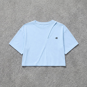เสื้อครอปท็อปสีฟ้าอ่อนสุดฮิต ทรงโอเวอร์ไซส์สำหรับผู้หญิง เสื้อถักไหมพรมสีพื้น คอกลม ไหล่ตก แขนสั้น - Product Image 3