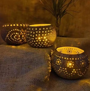 Support de bougie chauffe-plat en noix de coco écologique et tendance, motif rayons de soleil, fait main, jaune naturel, accent décoratif élégant pour fêtes de Noël - Product Image 1