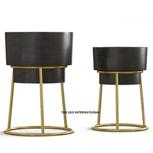 Jardinière élégante en galvanisé à corps rond, idéale pour les intérieurs rustiques, les cuisines de campagne et les espaces extérieurs de fermes. - Product Image 3