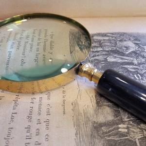 Loupe de lecture classique avec poignée en verre et cadre métallique de qualité standard - Product Image 3