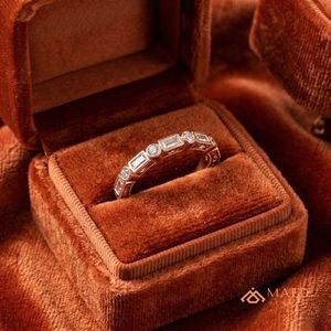 Anillo de Eternidad de Moissanita Baguette en Oro Rosa, Anillo de Boda de Diamantes, Joyería Nupcial Elegante para Mujer - Product Image 3