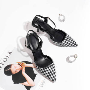 Chaussures pour femmes de qualité commerciale OEM/ODM, légères, respirantes, à talon aiguille de 7 cm, en PU et satin, avec bride arrière et amorti. - Product Image 1