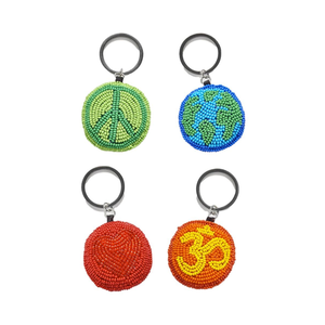 Porte-clés ethnique artisanal perlé de qualité supérieure, fait main par des artisans indiens, avec sangle en cuir durable et anneaux en peluche - Product Image 2