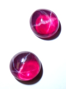 Rubis étoilé transparent rond 10x10 mm 6 carats, cabochon poli créé en laboratoire avec effet étoile à 6 branches pour la fabrication de bijoux - Product Image 4